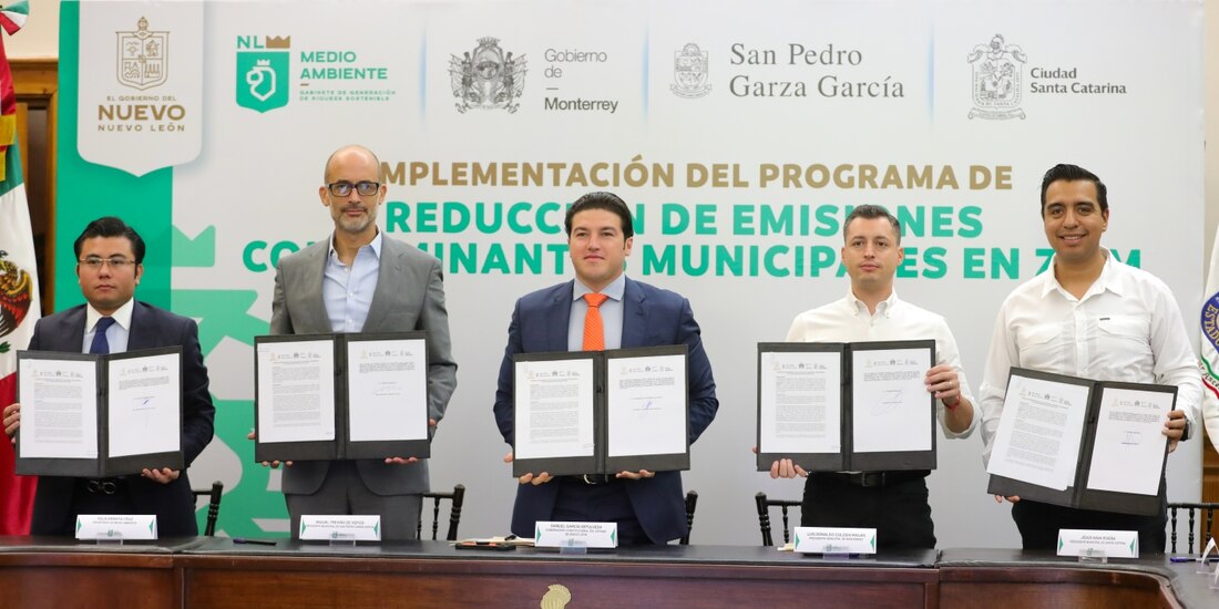 El gobernador de Nuevo León y otras autoridades.