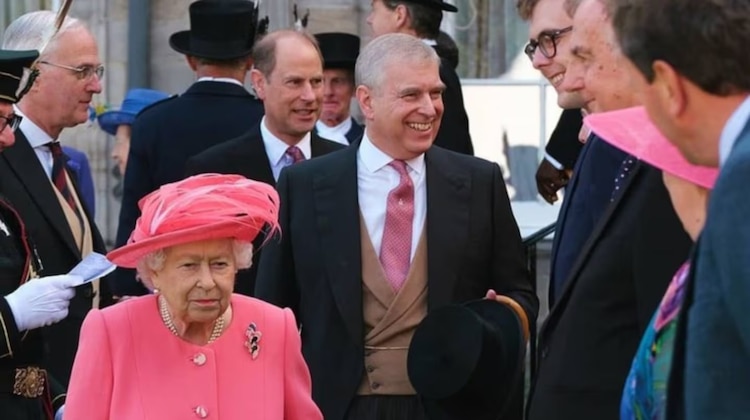 El ex Príncipe Andrés y su mamá la Reina Isabel II