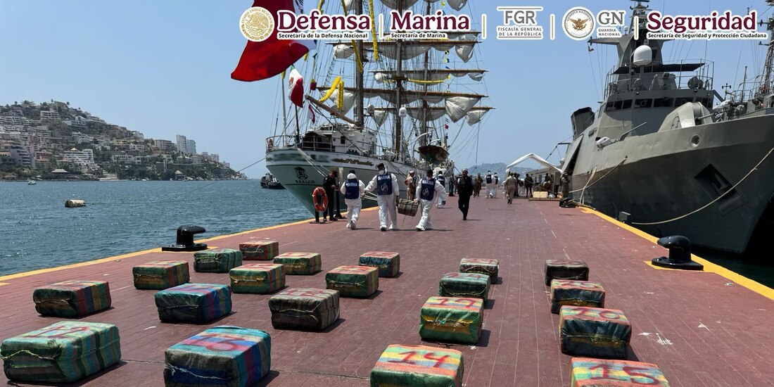 Elementos de la Armada de México aseguraron una embarcación con 1,800 kg de cocaína frente a las costas de Guerrero.