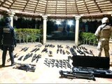 Militares resguardan el material incautado.