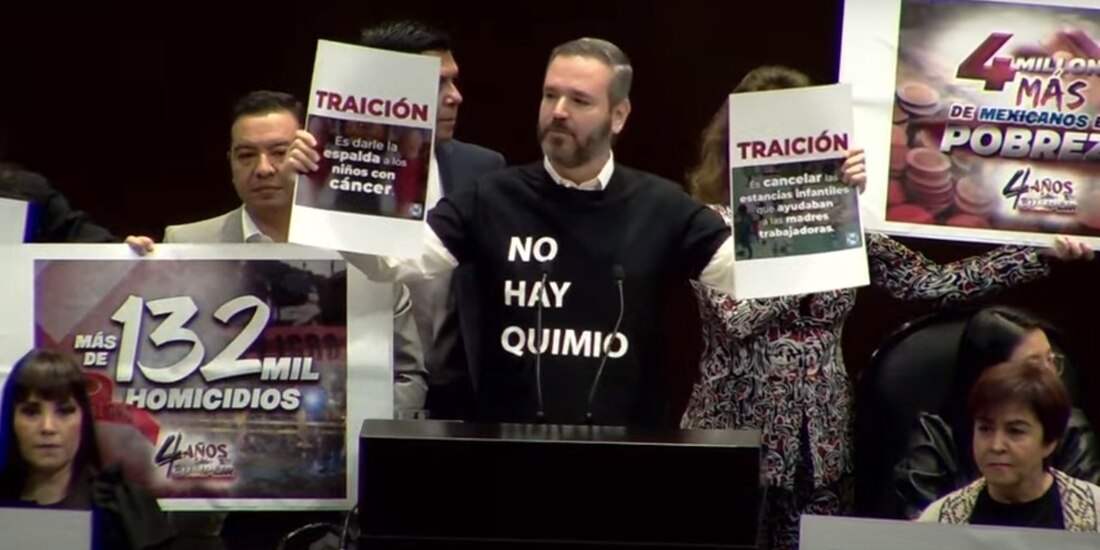 Con carteles de "traición", diputados del PAN, Miguel Ángel Monraz, presenta seis reservas