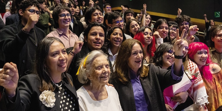 La escritora con estudiantes, ayer en la Sala Julio Bracho.
