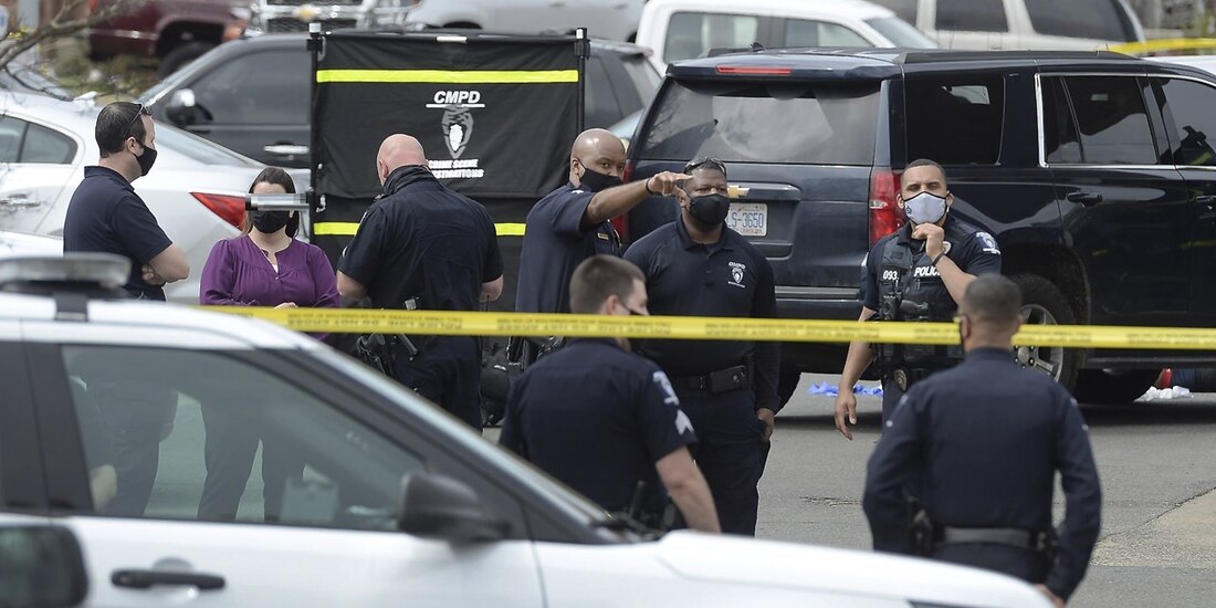 Los asistentes a un partido de futbol americano tuvieron que esperar en el estadio junto a la universidad