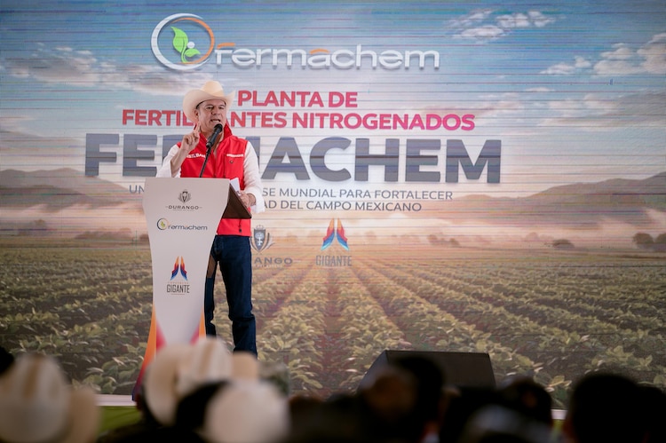 El gobernador Esteban Villegas y directivos de Fermaca Dreams colocan la primera piedra de la planta Fermachem en Lerdo.