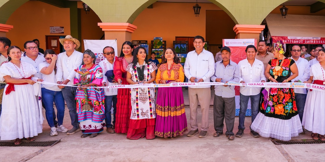 Al centro, el gobernador de Oaxaca, Salomón Jara Cruz.