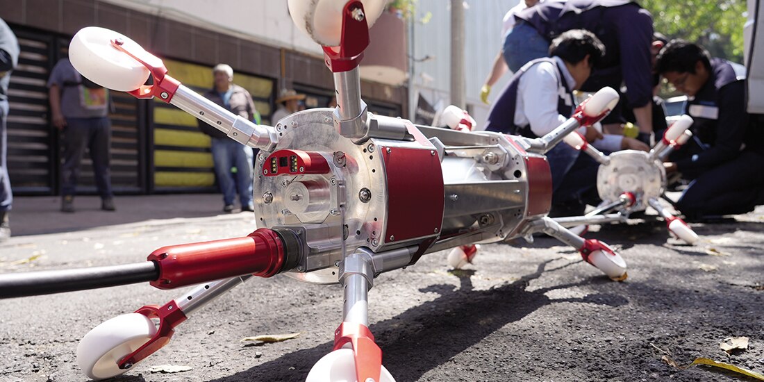 Trabajadores de la Segiagua laboran en la reparación de tuberías, este año.