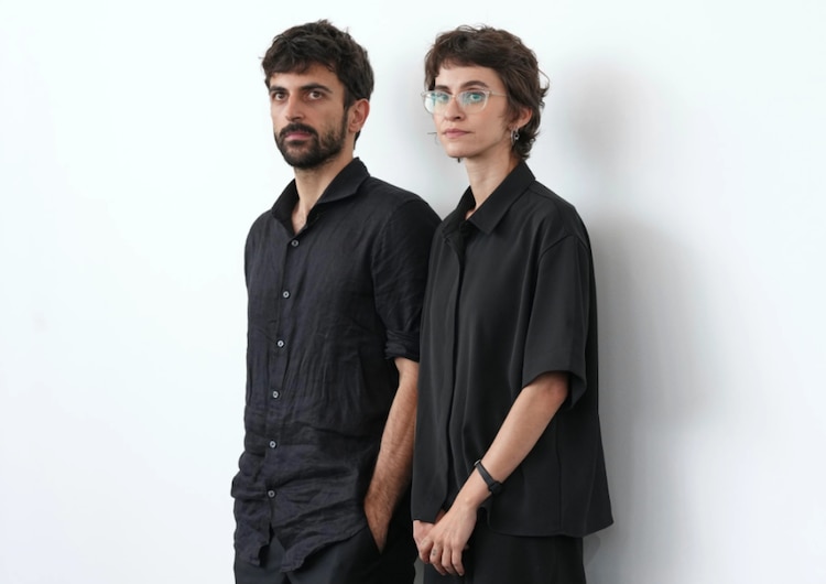 Los directores Yuval Abraham, a la izquierda, y Rachel Szor, posan para los fotógrafos del Festival de Cine de Venecia 2026