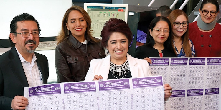 Arturo Chávez y Patricia Avendaño, al imprimir las boletas de la Consulta de Presupuesto Participativo 2026 y 2027, el pasado 1 de abril.