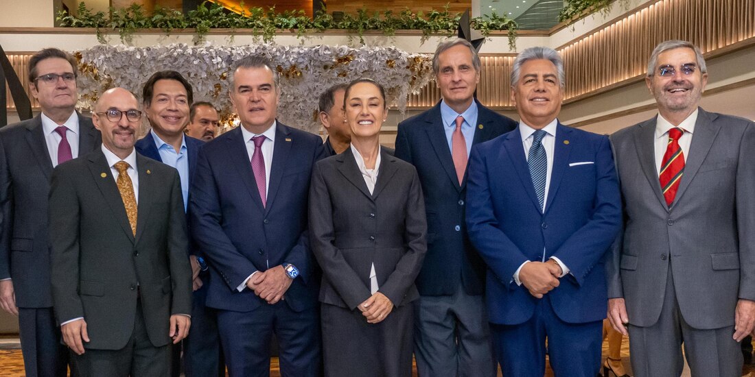 Claudia Sheinbaum con integrantes del CCE.