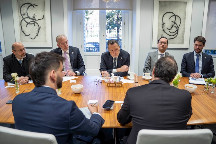 El gobernador Mauricio Kuri y el CEO Jaume Xicola analizan la llegada de SHAD NAD a Querétaro.