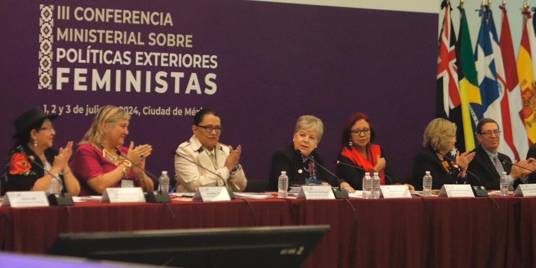 La titular de Relaciones Exteriores, Alicia Bárcena (centro), durante la conferencia ministerial, ayer.