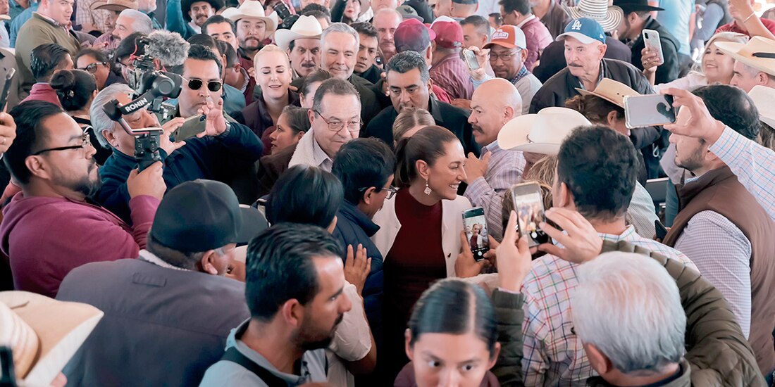 La precandidata presidencial, ayer, con productores del campo en Jalisco.