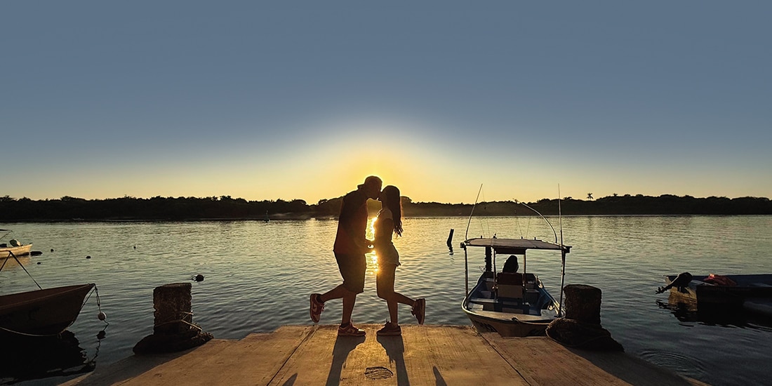 Un atardecer en el muelle de San Blas con tu pareja, no puede faltar.