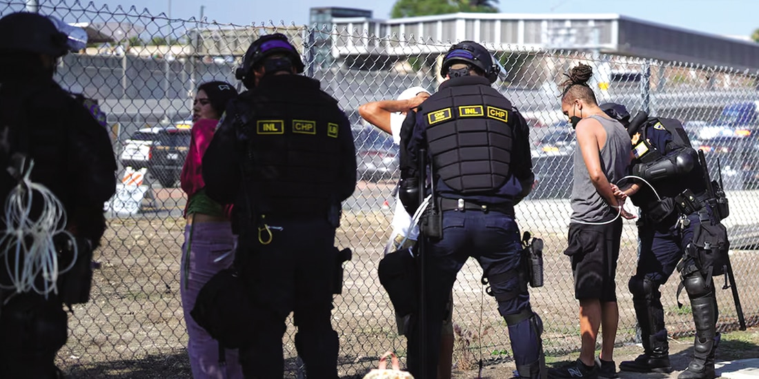 Manifestantes contra redadas son detenidos en Los Ángeles, el 10 de junio.