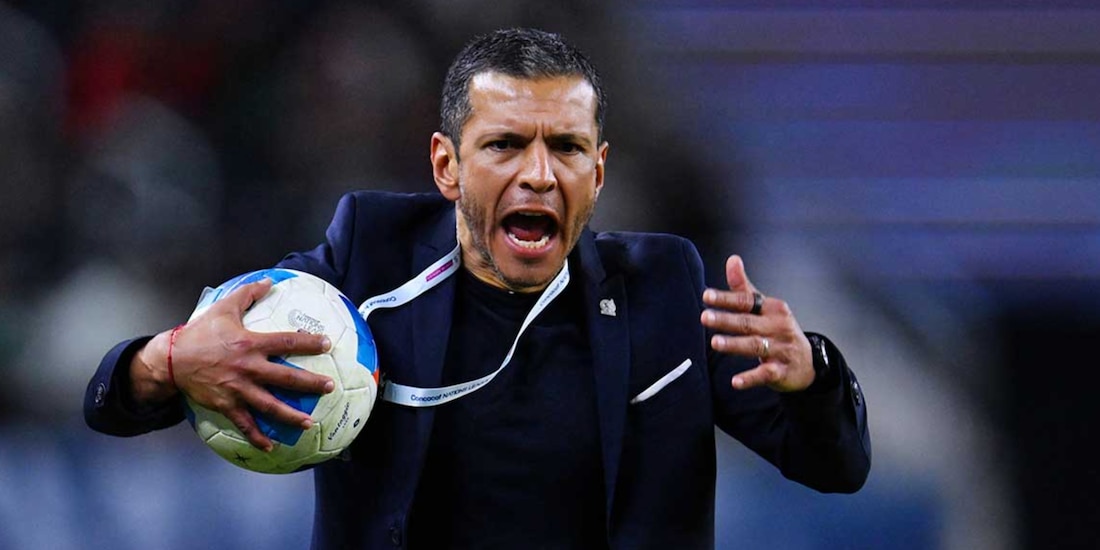 Jaime Lozano da indicaciones durante la final de la Concacaf Nations League entre la Selección Mexicana y Estados Unidos.