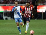 Jordi Cortizo de Puebla y Alexis Vega de Chivas en el partido de la Jornada 14 del Torneo Apertura 2022 de la Liga MX en el Estadio Akron.