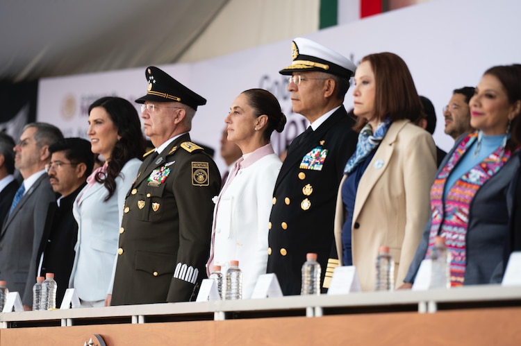 Acompañada por los titulares de los Poderes de la Unión, la presidenta Claudia Sheinbaum conmemora el civismo y la lealtad institucional en la CDMX.