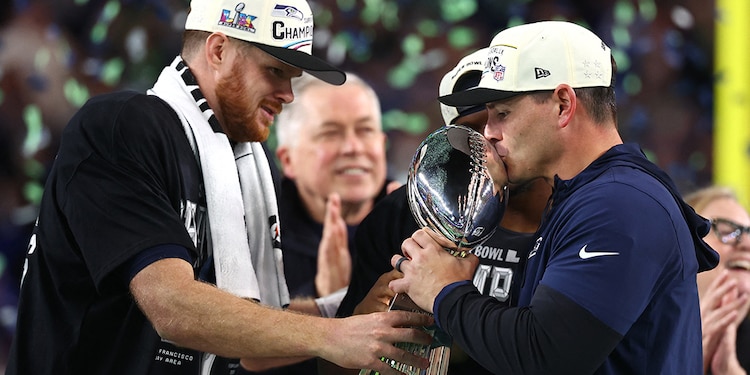 Darnold y Mike MacDonald celebran, ayer, con el Vince Lombardi.