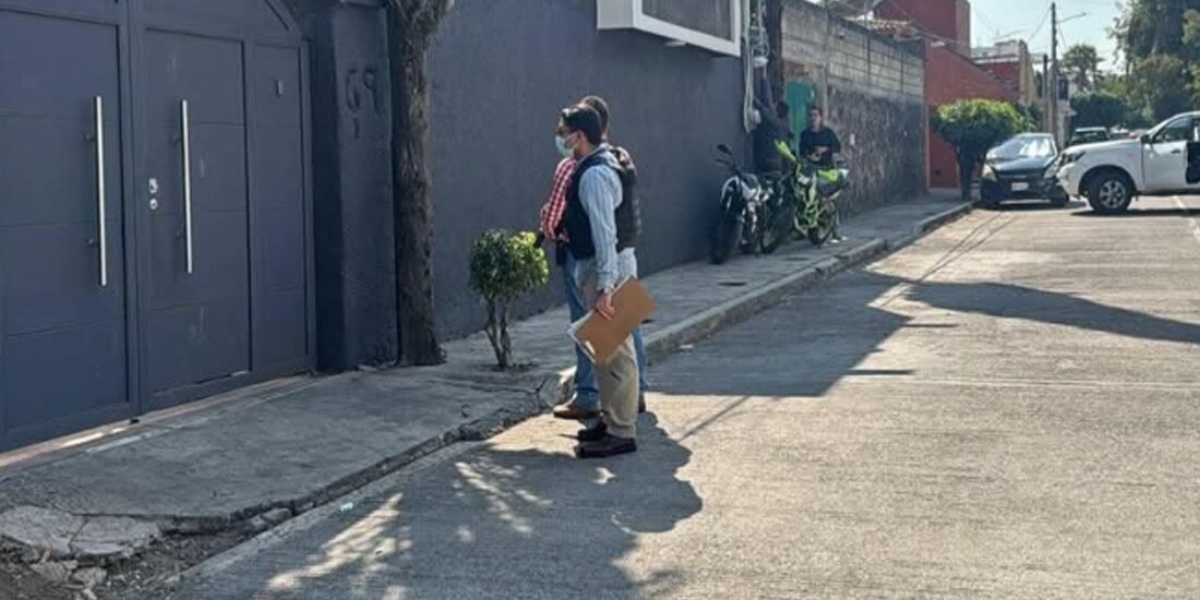 Personal de la Fiscalía Anticorrupción de Morelos, momentos antes de que iniciara el cateo en la casa del extitular del Filateq, el pasado miércoles.