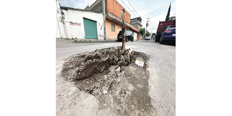 En otra vía los vecinos colocaron un tronco dentro de un hoyo.
