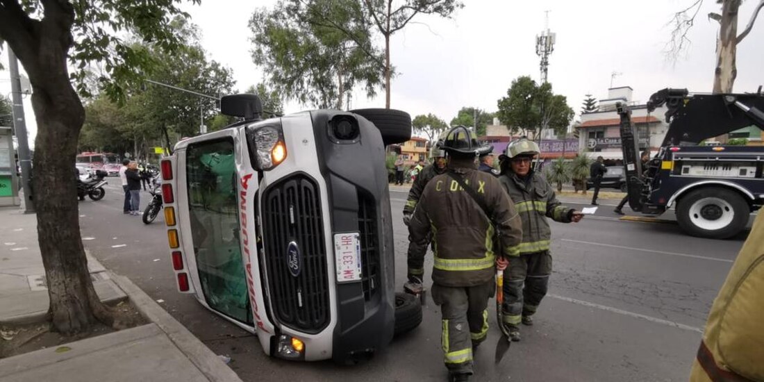 Una ambulancia se vuelca luego de ser impactada por una camioneta en calles de la alcaldía Coyoacán.