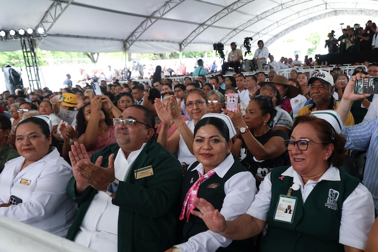 Personal de salud durante la entrega de rehabilitación de hospital en Ciudad del Carmen.