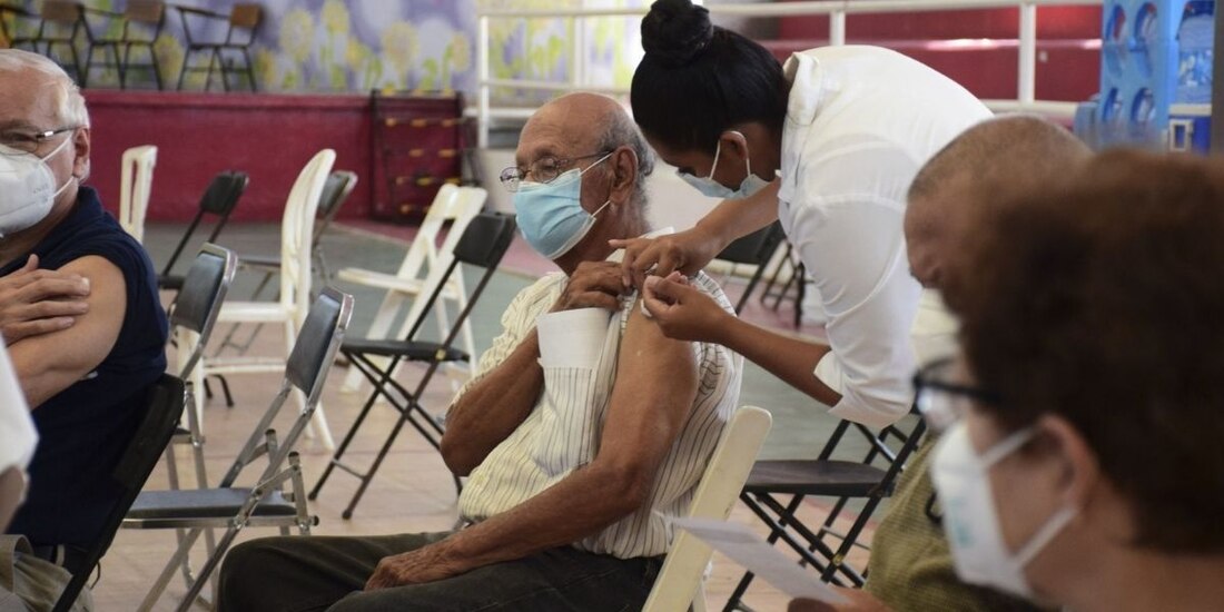 COVID-19: Aplicarán dosis de refuerzo a adultos mayores en Chicoloapan, Texcoco y Amecameca