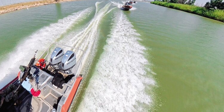 La Guardia Costera de EU patrulla el río Bravo, ayer.