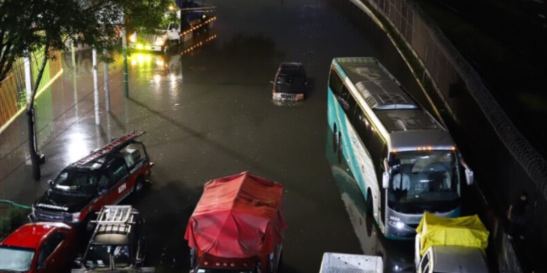 Inundación en circuito interior deja varados a automovilistas, ayer