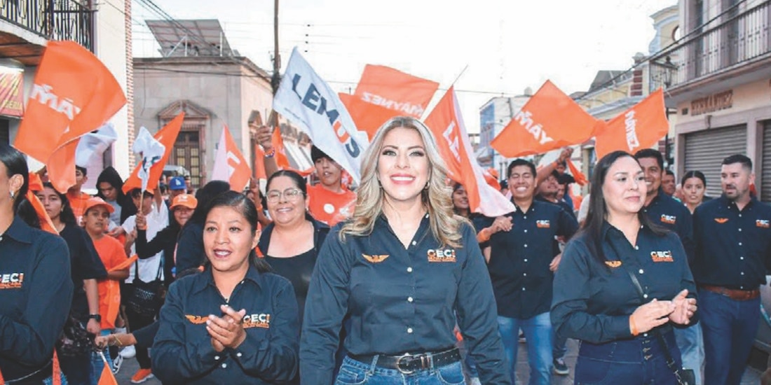 Cecilia Ruvalcaba (c.), durante la pasada campaña electoral en Teocaltiche.