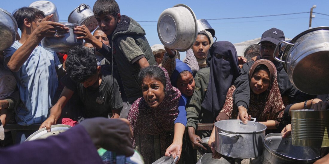 Palestinos buscan recibir un poco de comida en Jan Yunis, Gaza, ayer.