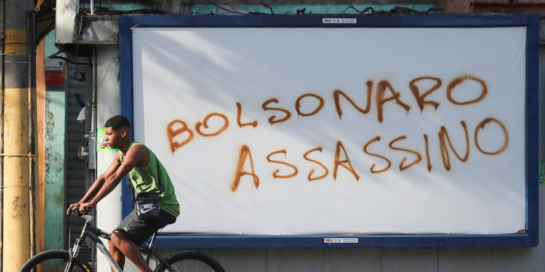 Un hombre pasa junto a un graffiti, “Bolsonaro asesino”, en Río de Janeiro, ayer.