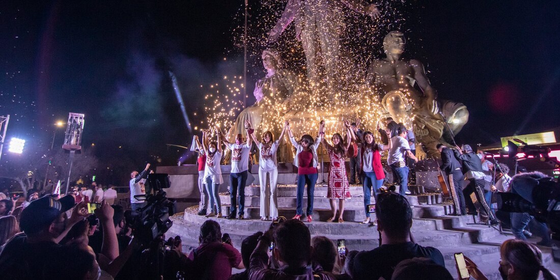 La candidata de Juntos Haremos Historia (centro), celebra resultados, ayer.