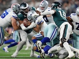 Jugadores de Dallas y Filadelfia pelean un balón, ayer.