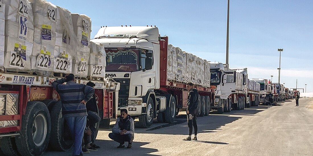 Decenas de camiones con insumos básicos quedan parados en la frontera ante la decisión de Israel, ayer.