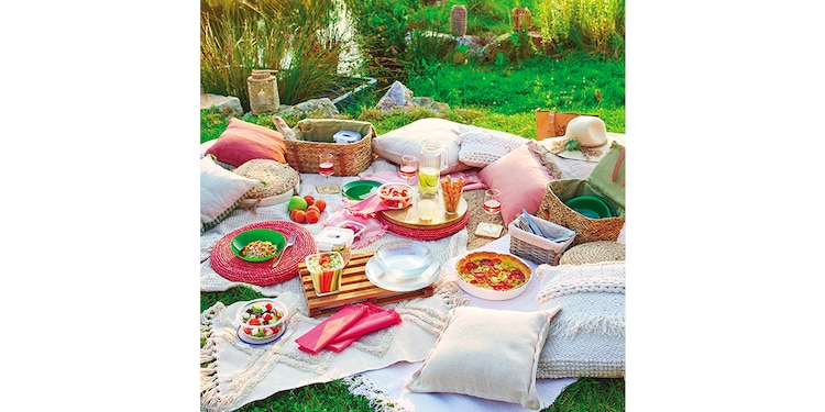 Organiza un picnic en un parque con su comida favorita.