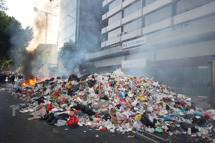 Trabajadores de limpia protestan con quema de basura en el Centro Histórico CDMX.