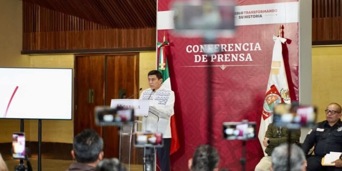 El gobernador de Oaxaca, Salomón Jara Cruz, durante su conferencia de prensa semanal, realizada ayer en la sede del Poder Ejecutivo estatal.
