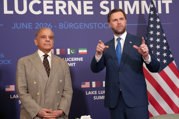 El vicepresidente de Estados Unidos, JD Vance (der.), se reúne con el primer ministro de Pakistán, Shehbaz Sharif (izq.), durante reuniones de alto nivel en el complejo turístico de Bürgenstock en Obbürgen, cerca de Lucerna, en Suiza.