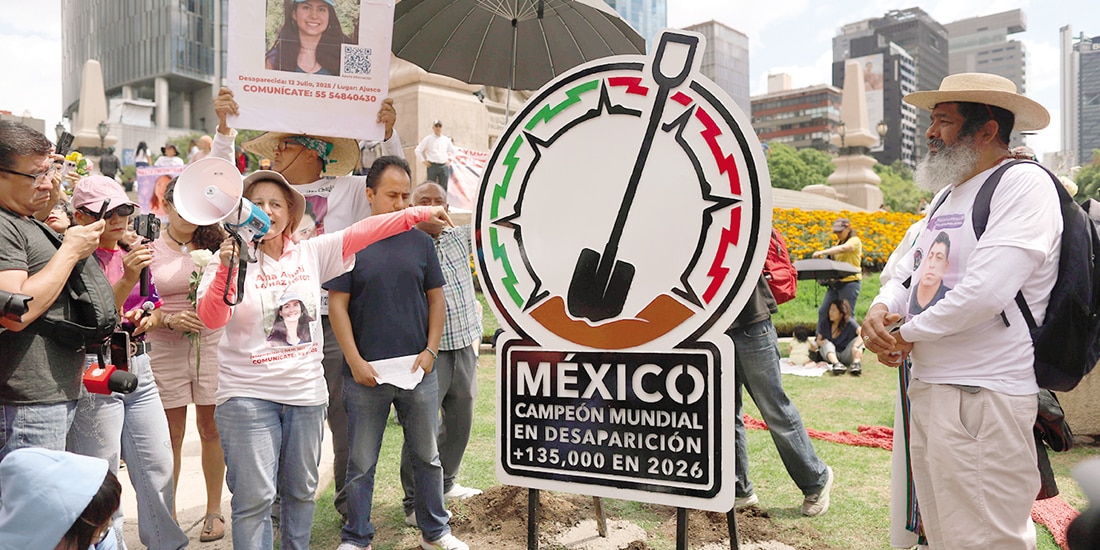 DIVERSAS VÍCTIMAS durante la colocación del antimonumento, el domingo