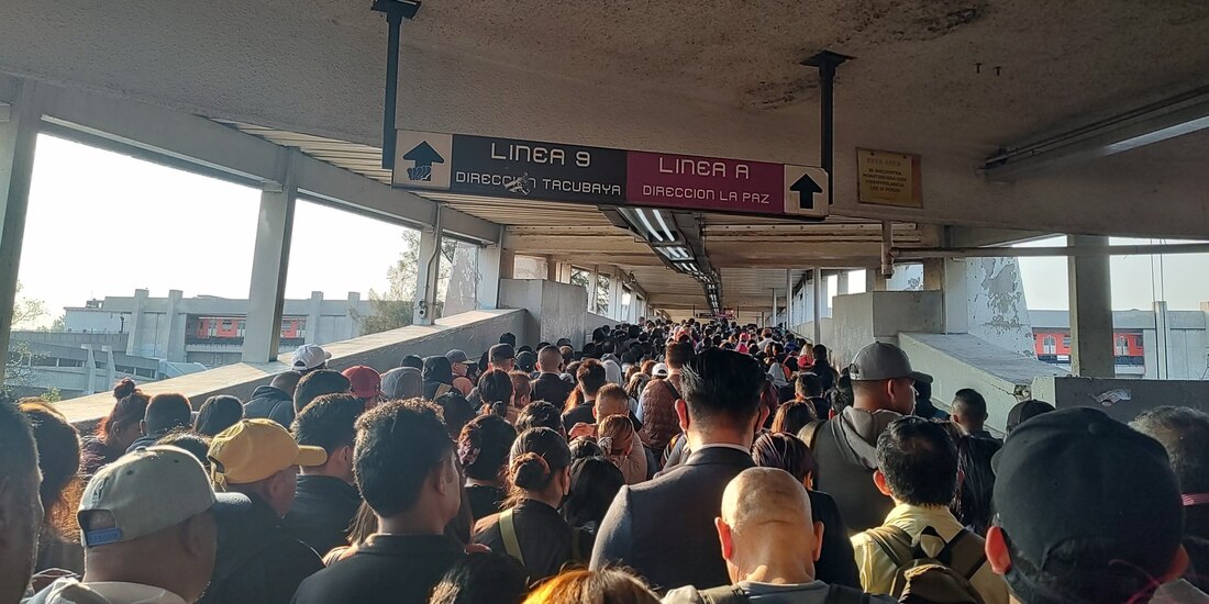 Metro CDMX inició la jornada con retrasos y aglomeraciones en rutas como la Línea 9, en foto.