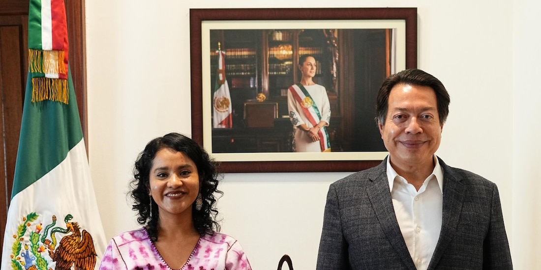 Nadia López García, nueva directora de Materiales Educativos, junto al titular de la SEP, Mario Delgado.