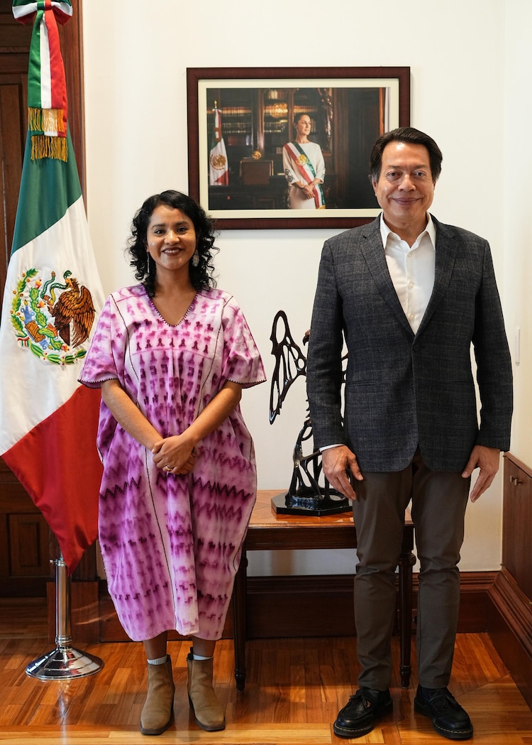 Nadia López García, nueva directora de Materiales Educativos, junto al titular de la SEP, Mario Delgado.
