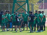 Diego Cocca da indicaciones en un entrenamiento de la Selección Mexicana.
