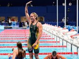 Ariarne Titmus celebra después de conseguir el oro en los 400 metros libres femenil de la natación de París 2024.