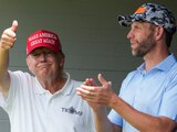 El aspirante republicano Donald Trump, junto a su hijo Eric, durante un juego de golf en Virginia la semana pasada.