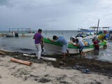 Pescadores continúan el retiro de embarcaciones por las condiciones climáticas.