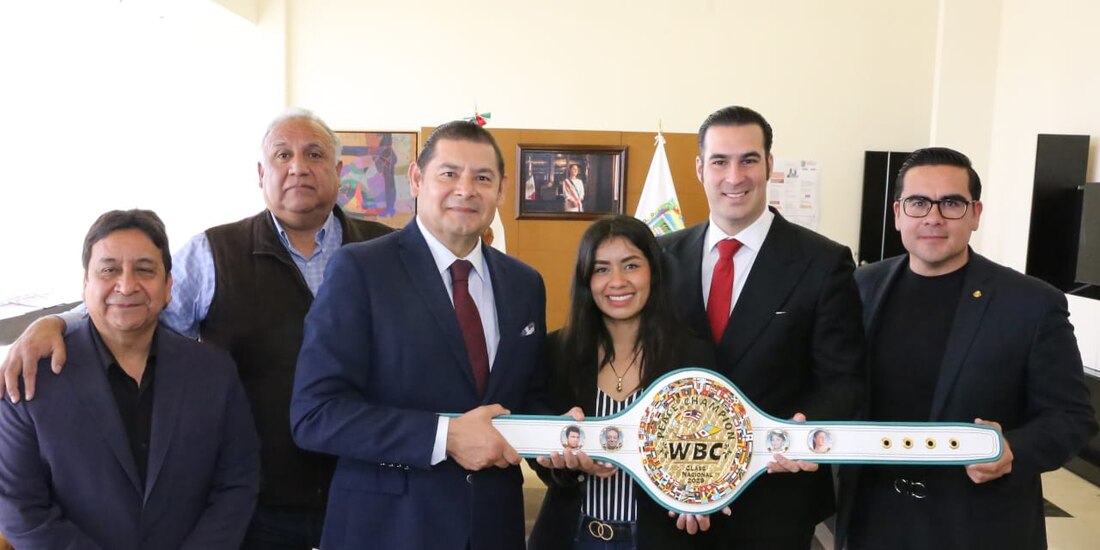 Al centro de la imagen el Gobernador constitucional de Puebla.