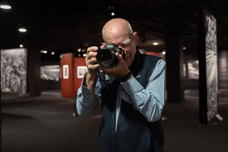 El fotógrafo, durante la presentación de la muestra.
