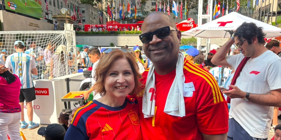 Damián y su esposa Chelsea en Rockefeller Center durante la final del Mundial 2026.